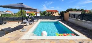 Basen w obiekcie Apartment Bluemare with shared pool lub w pobliżu
