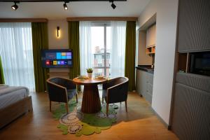 Zimmer mit einem Tisch, Stühlen und einem TV in der Unterkunft Honey moon15 in Istanbul