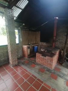 布加的住宿－FINCA LA COLONIA，一间空房,配有炉灶和砖墙