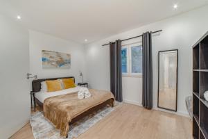 Ένα ή περισσότερα κρεβάτια σε δωμάτιο στο Duplex Apartment near Belém