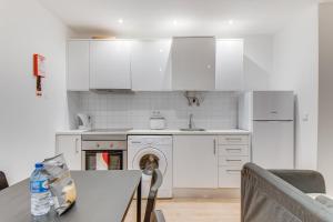 Η κουζίνα ή μικρή κουζίνα στο Duplex Apartment near Belém