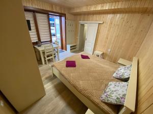 Postel nebo postele na pokoji v ubytování Садиба У Дохтора Відпочинок у Карпатах