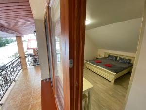 Postel nebo postele na pokoji v ubytování Садиба У Дохтора Відпочинок у Карпатах