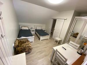 Postel nebo postele na pokoji v ubytování Садиба У Дохтора Відпочинок у Карпатах