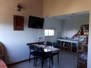 Il comprend un salon avec une table et des chaises ainsi qu'une cuisine. dans l'établissement Cabaña Marilau monoamb, à Camet Norte
