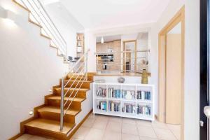 una escalera en una casa con un estante de libros en Stunning 3 bed Villa in Vale do Lobo with Resort Membership 3 mins From Beach and Golf en Loulé