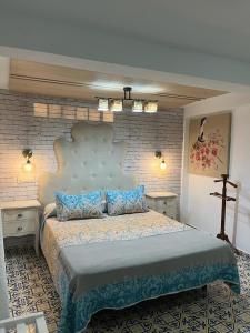 A bed or beds in a room at Vivienda Rural Rio Cerezuelo