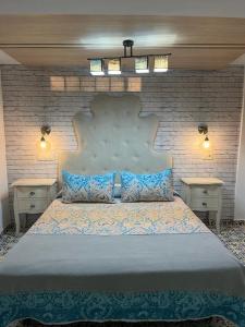 een slaapkamer met een groot bed met 2 nachtkastjes bij Vivienda Rural Rio Cerezuelo in Cazorla