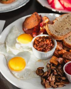 un plato de desayuno con huevos y tostadas en Hyatt Centric Montreal en Montreal