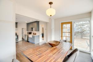 una cucina e una sala da pranzo con tavolo in legno di Pet-Friendly Montrose Home, Walk to Town! a Montrose