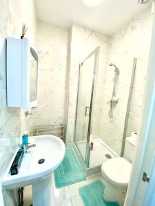 a bathroom with a sink and a shower and a toilet at Stylish one bed Studio Flat Edgware Road In Central London in London