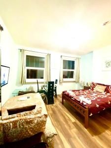 a bedroom with a bed and a desk and windows at Stylish one bed Studio Flat Edgware Road In Central London in London