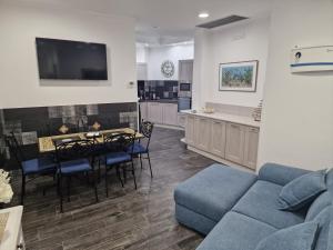 a living room with a couch and a table and a kitchen at Appartamento fronte mare in Moneglia