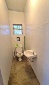 uma casa de banho com um WC e um lavatório em Jabulani Nairobi Backpackers Hostel em Nairobi