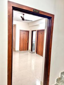 een spiegel in de gang van een huis bij Stargaze Inn - Comfy Stays in Greater Noida