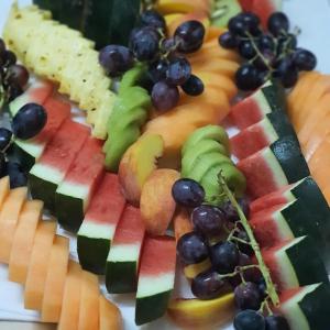 un plato de comida con frutas y hortalizas. en B&B da Pia en Uta