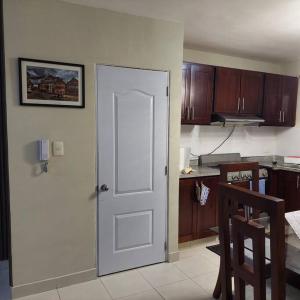 cocina con puerta blanca en Acogedor Apartamento en Santiago en Santiago de los Caballeros