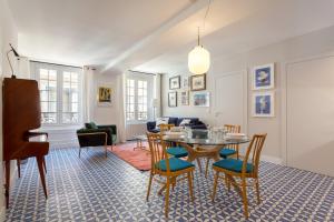 ein Esszimmer mit einem Tisch und Stühlen in der Unterkunft Strada - magnifique appartement proche Opéra in Lyon