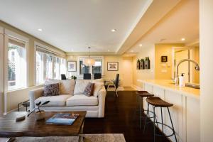 Khu vực ghế ngồi tại Vine & Balsam