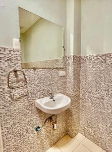 bagno con lavandino e specchio a parete di M & M's Home stay at Palawan Casa a Città di Puerto Princesa