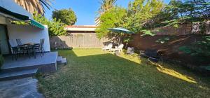 Un patio trasero con una mesa y sillas y una sombrilla. en Paradise Garden San Agustin, en San Agustín 32 fotos más