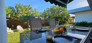 una mesa con un bol de fruta en ella en Paradise Garden San Agustin, en San Agustín