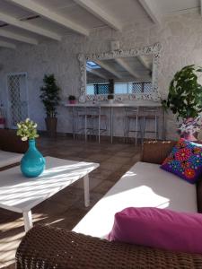 uma sala de estar com um sofá e uma mesa em Il rifugio di giada em Cassano delle Murge