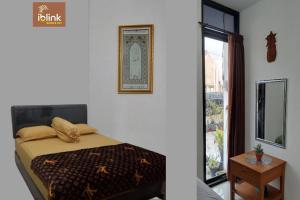 2 fotos de un dormitorio con cama y ventana en IbLink Homestay Family Homestay di Dau Malang, en Malang