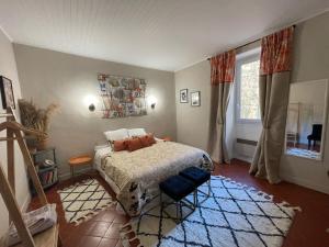 een slaapkamer met een bed en een raam bij Maison Consulaire Chambre d hote de charme in Valros