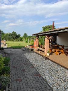 un edificio con una pasarela de piedra junto a un patio en Apartmán Lanžhot, en Lanžhot