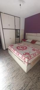 sypialnia z łóżkiem z czerwonym i białym kocem w obiekcie Departamento céntrico y silencioso con patio privado w mieście Mendoza