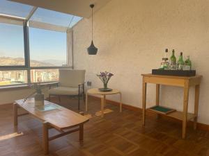 ein Wohnzimmer mit einem Tisch und Flaschen darauf in der Unterkunft Villa Florita in La Paz
