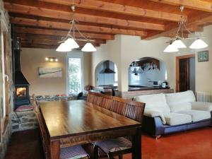 ein Wohnzimmer mit einem Holztisch und einem Sofa in der Unterkunft El Rincon del Tejo in Herreros