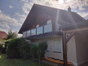 dom ze słońcem świecącym na dachu w obiekcie Rudis Ferienwohnung w mieście Kirchham