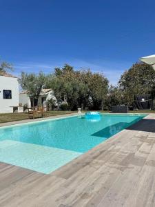 uma piscina com água azul num quintal em Borghetto Sant’Angelo em Soriano nel Cimino