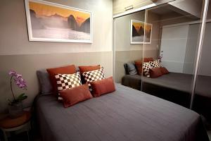 Conforto e Estilo • 3 Quartos em Copacabana في ريو دي جانيرو: غرفة نوم بسريرين واريكة ومرآة