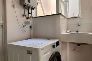 Conforto e Estilo • 3 Quartos em Copacabana في ريو دي جانيرو: حمام صغير مع غسالة ومغسلة +121 صورة