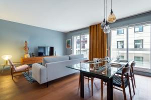 里昂的住宿－Stella - 2 chambres-balcon- place de la République，客厅配有沙发和桌子