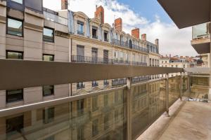 een balkon met uitzicht op een gebouw bij Stella - 2 chambres-balcon- place de la République in Lyon