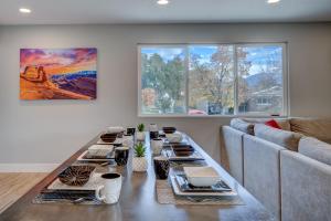 sala de estar con mesa y sofá en Utah Basecamp: The 700 House, en American Fork