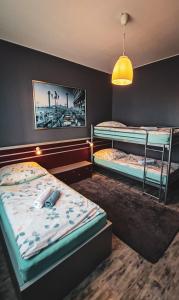 ハンブルクにあるホテル 108の二段ベッド2台が備わる客室で、壁に絵が描かれています。
