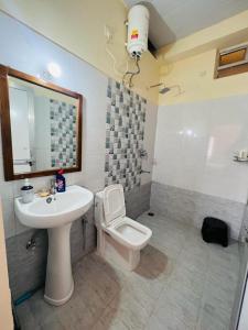 un baño con lavabo e inodoro en Virasat Holiday Home 5Bedroom Villa, en Jodhpur