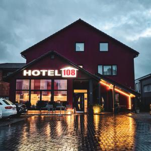 un hôtel avec un panneau à l'avant d'un bâtiment dans l'établissement Hotel 108, à Hambourg