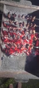 un gruppo di polli sta cucinando su una griglia di VARD-CIKHE a Khulo