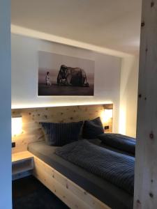 1 dormitorio con 2 camas y una foto de un elefante en Apartment Kofel Aussicht en Oberammergau