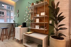 a room with a desk and a potted plant at Apto Luxuoso, 50 Mts da Praia em Copacabana para 6 in Rio de Janeiro