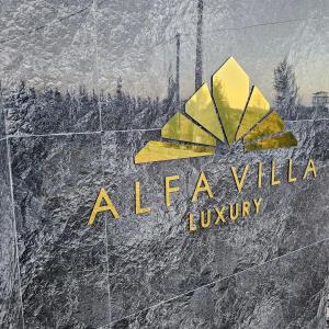 el logo de lujo de la villa aelta en una pared de piedra en Alfa Villa, en Rrushkull
