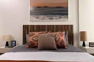 a bedroom with a bed with a wooden headboard at Apto Luxuoso, 50 Mts da Praia em Copacabana para 6 in Rio de Janeiro