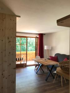 - un salon avec une table et un canapé dans l'établissement Apartment Kofel Aussicht, à Oberammergau
