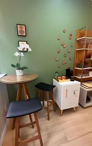 a room with a table and two stools and a table at Apto Luxuoso, 50 Mts da Praia em Copacabana para 6 in Rio de Janeiro